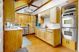 een keuken met houten kasten en roestvrijstalen apparatuur bij Semiahmoo Bay Splendor in Blaine