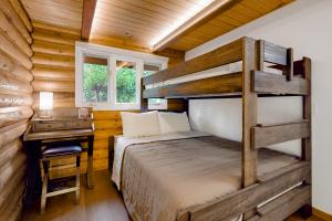een slaapkamer met een stapelbed in een blokhut bij Semiahmoo Bay Splendor in Blaine