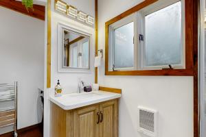 un bagno con lavandino e due finestre di Semiahmoo Bay Splendor a Blaine Altre 20 foto