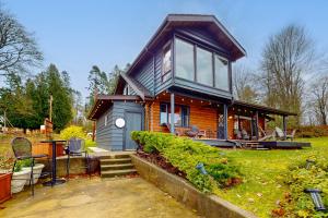 een klein houten huis met een dak bij Semiahmoo Bay Splendor in Blaine