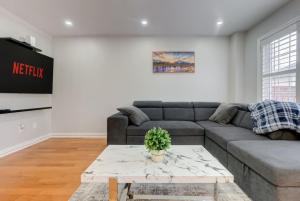 Ruang duduk di 4-BR Family Haven - Near Wonderland and Vaughan Mills