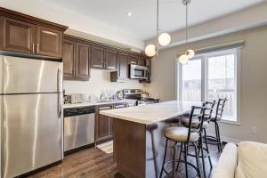 A cozinha ou cozinha compacta de Hamilton 3BR Gem - Comfort Stay, City and Nature Mix