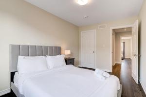 Un ou plusieurs lits dans un hébergement de l'établissement Hamilton 3BR Gem - Comfort Stay, City and Nature Mix