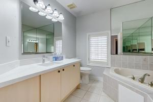 Bilik mandi di 4-BR Family Haven - Near Wonderland and Vaughan Mills +41 gambar