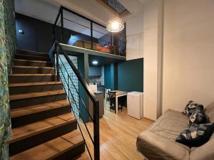 ein Wohnzimmer mit einer Treppe und einer Couch in der Unterkunft Tempo City Apartman in Budapest