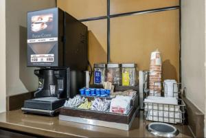 Příslušenství pro přípravu čaje a kávy v ubytování Sleep Inn Naperville - Chicago