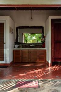 a kitchen with a sink and a large mirror at Paraíso Nimah in Flores