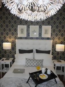 ブエノスアイレスにあるApartamento en Recoletaのベッドルーム1室(ベッド1台、テーブル、シャンデリア付)