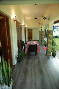 ein Esszimmer mit einem Tisch und einigen Pflanzen in der Unterkunft Marari Sophy Villa in Mararikulam