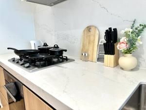 Una cocina o zona de cocina en Southbank Skyline Escape - Free Parking