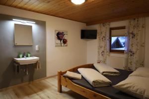 1 dormitorio con cama con lavabo y espejo en Ferienwohnung Kindl Manuela, en Neustift im Stubaital