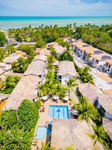 una vista aérea del complejo y del océano en Arraial do Sol Beach Hotel, en Arraial d'Ajuda