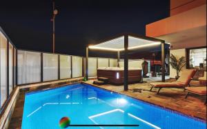 una piscina con cama en una casa en Fee4Me Villa with pool in Dolores, Alicante, en Dolores