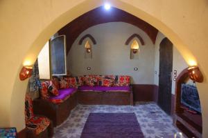 sala de estar con sofá y arco en Mountain View House en ‘Ezbet Abu Ḥabashi