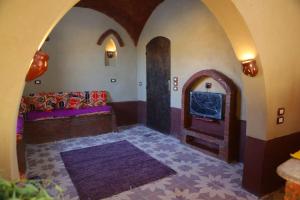 ‘Ezbet Abu ḤabashiにあるMountain View Houseのリビングルーム(ソファ、暖炉付)
