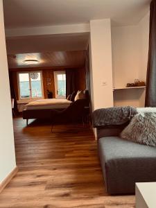 Säng eller sängar i ett rum på Boutique Hotel Bellevue B&B am Brienzersee Iseltwald Interlaken