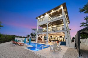 Luxury Seaside Escape ~ Heated Pool w Jacuzzi ~ Elevator ~ Dock ~ Scenic Views内部或周边的泳池