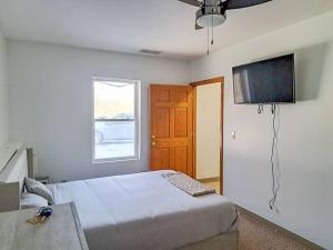 - une chambre avec un lit et une télévision à écran plat dans l'établissement Comfort & Cozy 3/2 in Macomb, IL, à Macomb