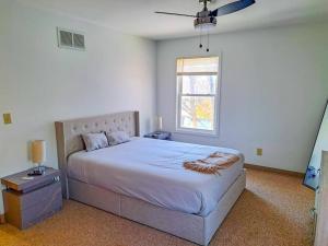 ein Schlafzimmer mit einem großen Bett und einem Fenster in der Unterkunft Comfort & Cozy 3/2 in Macomb, IL in Macomb