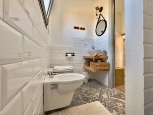 ein Badezimmer mit einem WC, einer Badewanne und einem Waschbecken in der Unterkunft Civico36 in Ilbono