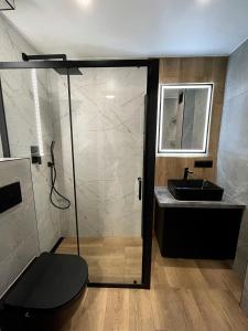 a bathroom with a shower and a toilet and a sink at Apartament w Centrum Tarnowa Lwowska in Tarnów