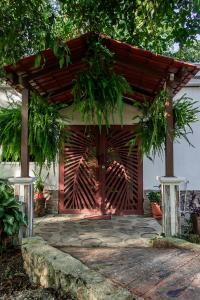 une porte en bois menant à une maison dotée d'une clôture en bois dans l'établissement Paraíso Nimah, à Flores