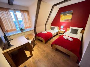 Habitación pequeña con 2 camas y escritorio. en Hotel Restaurant Iris en Bad Segeberg