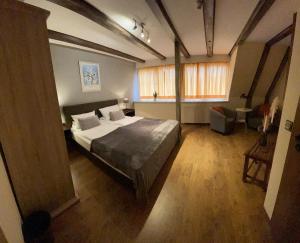 una camera con un grande letto di Hotel Restaurant Iris a Bad Segeberg