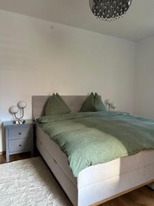 سرير أو أسرّة في غرفة في Stilvoll renovierte Wohnung
