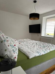 سرير أو أسرّة في غرفة في Stilvoll renovierte Wohnung