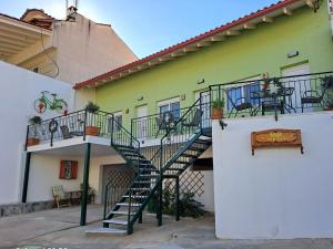 een wenteltrap aan de zijkant van een gebouw bij Loft Matina in Nafplio