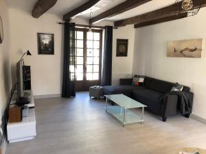 un soggiorno con un divano e un tavolo di Gîte Ker Corsica a Retiers