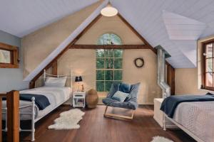 Ένα ή περισσότερα κρεβάτια σε δωμάτιο στο Hideaway Cottage - Secluded Retreat - Pet Friendly