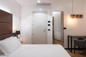 Postel nebo postele na pokoji v ubytování London Hotel