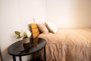 a bedroom with a bed and a table with flowers on it at 大久保駅から４分、貸切、韓国ダウン至近、新宿/歌舞伎町に徒歩圏内 、단독사용민박 in Tokyo