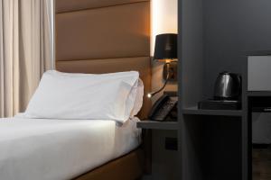 Postel nebo postele na pokoji v ubytování London Hotel