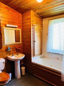 Koupelna v ubytování Secluded Rustic Cabin - A Digital Detox Paradise.