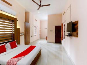 Кровать или кровати в номере OYO Flagship Sreedevi Garden