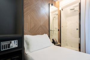 Postel nebo postele na pokoji v ubytování London Hotel