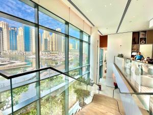Nespecifikovaný výhled na destinaci Dubaj nebo výhled na město při pohledu z apartmánu