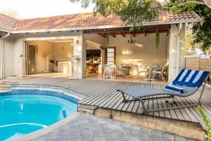 una terrazza con sedia accanto alla piscina di Vanilla Guesthouse a Johannesburg
