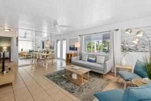 棕櫚灘海岸的住宿－Sunshine shores boutique apartments，客厅配有沙发和桌子