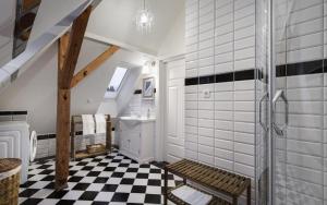 a bathroom with a black and white checkered floor at Pałacyk Szklarska in Piechowice