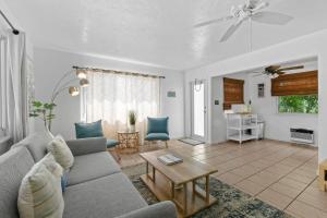 棕櫚灘海岸的住宿－Sunshine shores boutique apartments，客厅配有沙发和桌子
