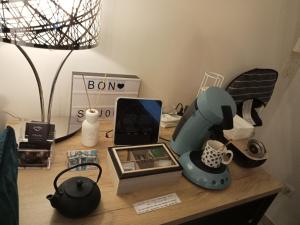 een bureau met een laptop en andere items erop bij Splendide Moulins in Moulins
