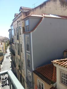 リスボンにあるAtalaia Duplexの建物のバルコニーからの眺め