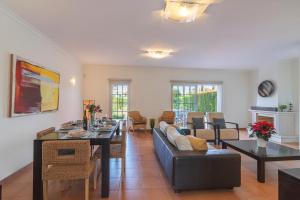 una sala de estar con un sofá y una mesa en Vilamoura - VILLA VINTE, en Vilamoura