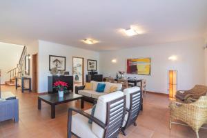 una sala de estar con un sofá y una mesa en Vilamoura - VILLA VINTE, en Vilamoura