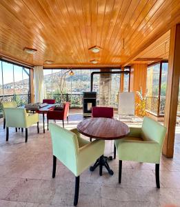 een woonkamer met stoelen en een tafel met bij A Diamond The Resort Spa Sapanca in Sapanca
