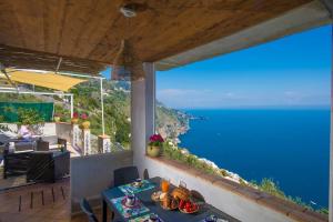 uma sala de jantar com vista para o oceano em Casa Marianna em Praiano